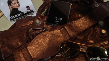 Memori internalnya cukup besar, 256 GB. Karena itu Samsung tidak menyediakan slot microSD. Foto: Rifkianto Nugroho