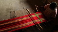Tenun kain Mamasa dijual dengan harga Rp300 ribu - Rp700 ribu tergantung dari motif dan ukuranya.