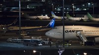 Bus yang membawa penumpang kapal pesiar Diamond Princess tiba di Bandara Haneda, Tokyo, pada Rabu (19/2) malam. Getty Images/Tomohiro Ohsumi.