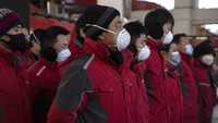 Meningkatnya aktivitas jual-beli online tersebut membuat para kurir paket di China sibuk mengantarkan paket-paket pesanan para warga tersebut.