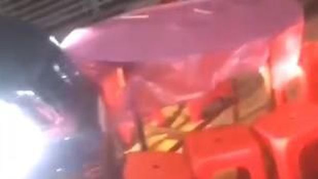 Pria ngamuk jalannya tertutup pesta pernikahan