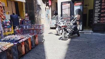 Senter untuk menerangi jalan. Foto: Instagram @umtiago via Bored Panda