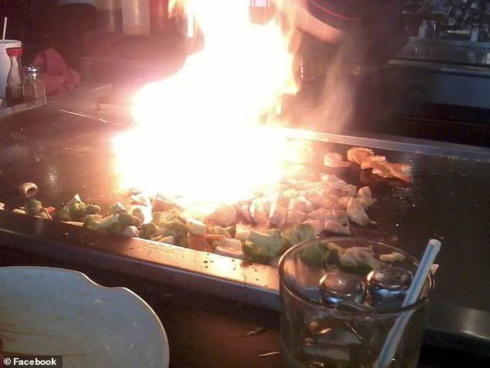 teppanyaki teppanyaki mengenai wajah wanita di amerika