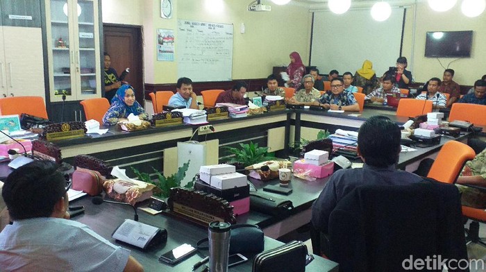 Pembangunan Alun-alun Suroboyo dibahas dalam rapat dengar pendapat Komisi C DPRD Surabaya. Komisi C mengundang Dinas Cipta Karya dan Tata Ruang Pemkot Surabaya terkait progress pembangunan.