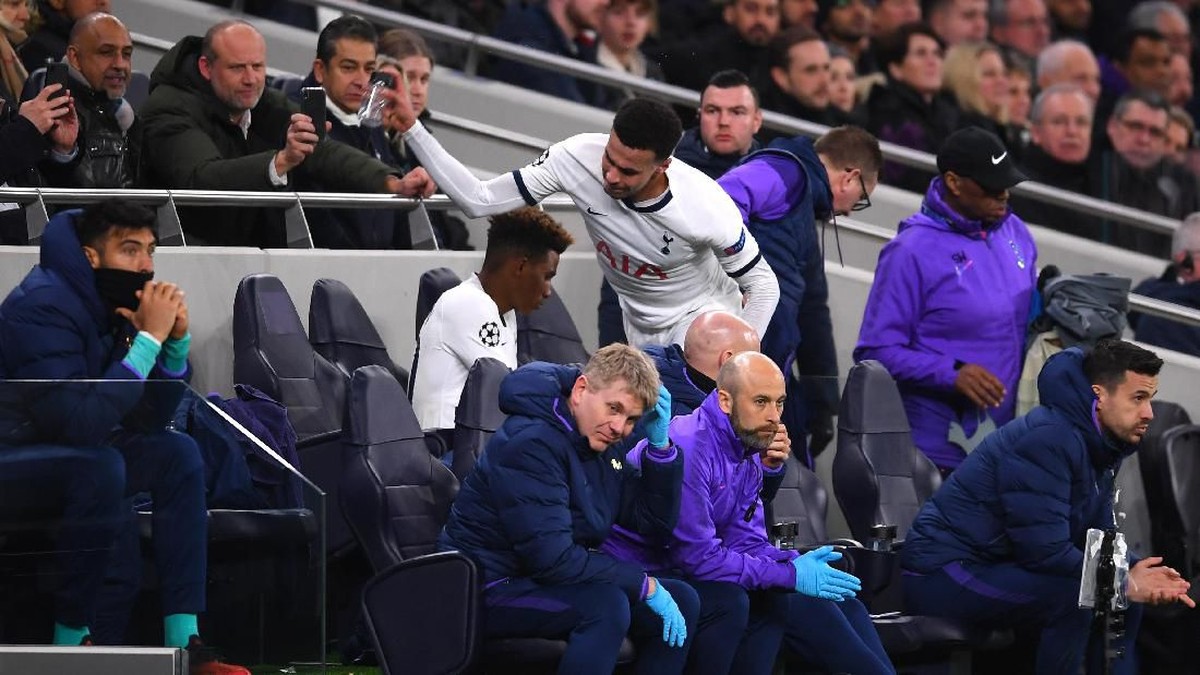 Gelandang Tottenham Hotspur Dele Alli ngamuk usai diganti. (Foto: Laurence Griffiths / Getty Images)