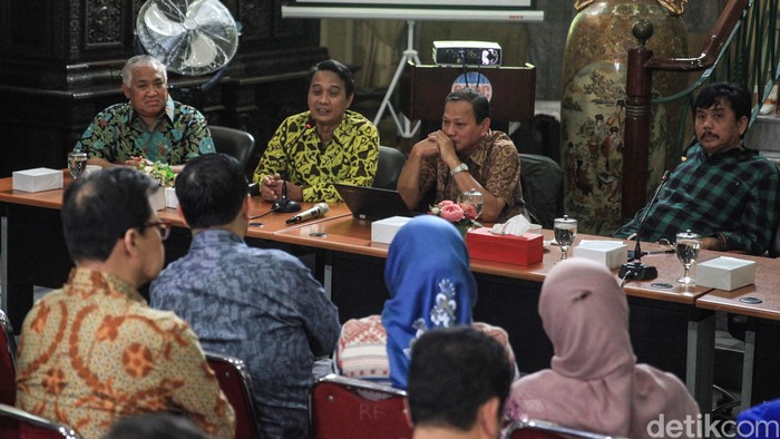 Pakar Membedah Apa dan Bagaimana Virus Corona Ketua Umum Ikatan Dokter Indonesia (IDI) Daeng M. Faqih (kedua kiri) dan ahli Epdidemologi Kesmas UI, Tri Yunis Miko (kedua kanan) memaparkan pendapatnya dalam diskusi 'Wabah Corona, Apa dan Bagaimana' di Jakarta, Kamis (20/2/2020). Selain itu, turut hadir sebagai pembicara Ketua CDCC Din Syamsuddin (kiri) dan Direktur Sabang-Merauke Institute, Syahganda Nainggolan (kanan).
