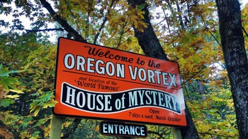  Orang-orang yang memasuki Oregon Vortex, AS, kerap merasa pusing dan tidak bisa berdiri tegak. Hewan-hewan pun enggan untuk mengunjunginya. Foto: Wikimedia.org