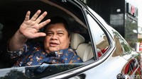 Muhammad Yusuf Ateh melambaikan tangan sebelum meninggalkan gedung KPK.