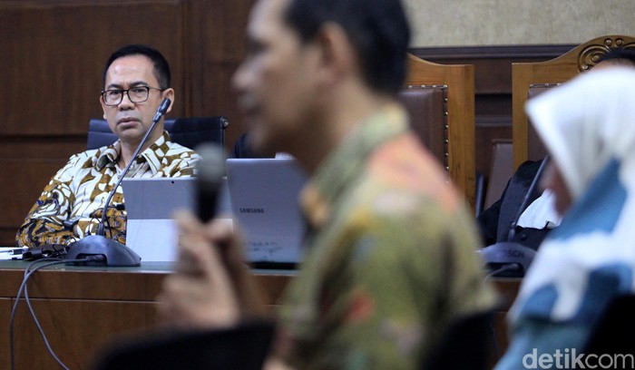 Sidang Lanjutan Tubagus Chaeri Wardana Terdakwa Tubagus Chaeri Wardana alias Wawan jalani sidang lanjutan kasus TPPU. Dua orang saksi dihadirkan untuk memberikan keterangan dalam sidang tersebut.
