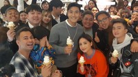 Jadi superstar di Korea Selatan, pengaruh Siwon sangat besar di sana. Apalagi ia adalah anggota dari boygroup legendaris yaitu Super Junior. Walau jadi superstar di sana, keramahan Siwon pun selalu terlihat. Bahkan ia berfoto bersama dengan Rafi Ahmad dan Nagita Slavina sambil menikmati satu cone es krim vanila, seru banget ya! Foto: Instagram @siwonchoi