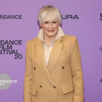 Anak-anak kecil mengenal Glenn Close sebagai Cruella De Vil di film 101 Dalmatians pada era 90-an, yang membuatnya jadi sangat populer. Di film lainnya aktris 72 tahun ini berperan sebagai gadis yang pura-pura jadi pria. Beberapa orang bilang kalau Glenn punya kemiripan dengan mendiang aktor Robin Williams. Foto: Neilson Barnard/Getty Images