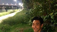 Berada di kawasan Sungai Han, Korea Selatan, tak lengkap rasanya jika tidak menyantap ramyeon yang dapat membuat tubuh hangat. Seperti yang dilakukan Siwon saat itu, ia membeli ramyeon di minimarket yang dekat dengan Sungai Han. Oh ya, Siwon juga terpilih jadi bintang iklan mie dari Indonesia lho! Foto: Instagram @siwonchoi
