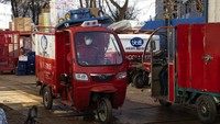 Seorang kurir bersiap mengantarkan beragam paket pesanan kepada para pemesan di kawasan Beijing, China.