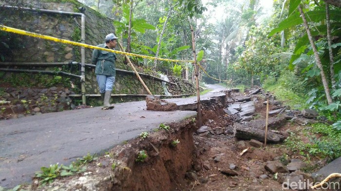 Jalan desa di Ciamis nyaris ambles, aktivitas warga terganggu