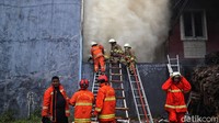 Usai mendapat informasi terkait kebakaran tersebut petugas damkar pun langsung menuju ke lokasi kebakaran guna memadamkan si jago merah.