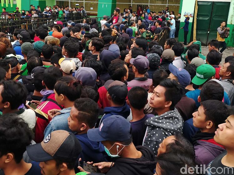 Ribuan Bonek Antre Demi Tiket Final Piala Gubernur Jatim