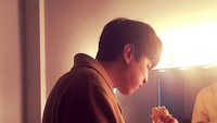 Makan roti panggang, Lee Kwang Soo bilang, Aku ingin menyimpannya di mulutku. Ternyata roti ini dilengkapi telur goreng. Foto: Instagram/Istimewa