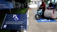 Parkir khusus difabel itu berada di area sekitar stasiun MRT Jakarta.