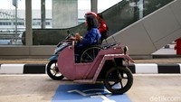 Seorang penyintas disabilitas menggunakan kendaraan yang telah dimodifikasi saat mencoba memarkirkan kendaraannya di parkiran khusus difabel.