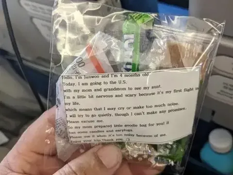 Viral, Ibu-ibu Bagikan Penutup Telinga di Pesawat Karena Takut Bayinya Nangis