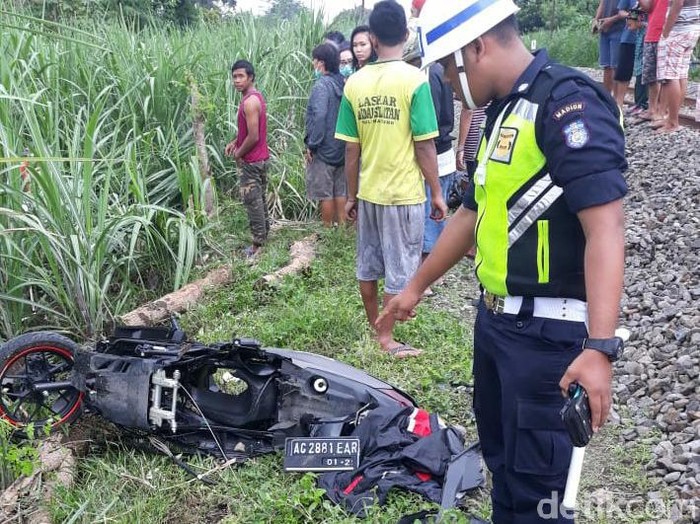 Sepeda motor yang ditumpangi tiga orang tertabrak Kereta Api Malioboro di Ngunut, Tulungagung. Akibatnya, satu korban tewas di lokasi kejadian.