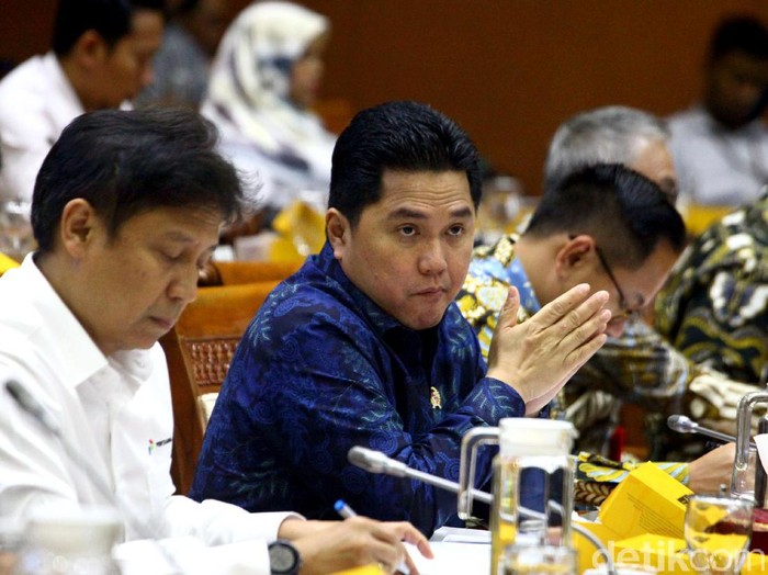 Menteri BUMN Erick Thohir hadir dalam rapat kerja bersama Komisi VI DPR RI. Ada berbagai hal yang dibahas oleh Erick bersama DPR dalam rapat itu. Apa saja?