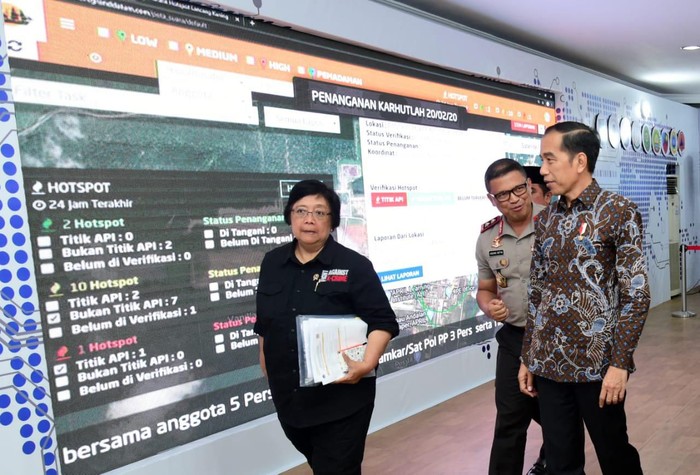 Presiden Jokowi memantau dasbor penanganan Karhutla di Pekanbaru. (Muchlis Jr/Biro Pers Setpres)
