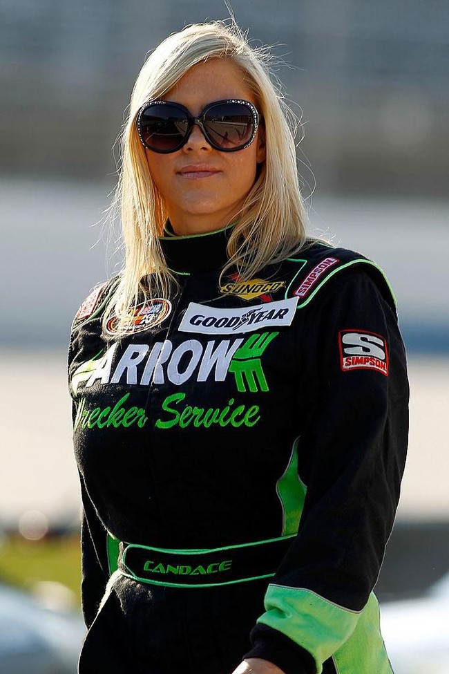 Sekitar sebulan sebelum tewas, Candace Muzny sempat berurusan dengan polisi karena menampar seorang pegawai salon manikur di Oklahama City. Pegawai itu ditampar lantaran berbicara dalam bahasa Vietnam di depan mantan pebalap NASCAR itu. (Foto: John Harrelson/Getty Images)