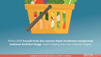 Makan lebih banyak buah dan sayuran dapat membantu mengurangi makanan berkalori tinggi, seperti daging, keju, dan makanan ringan.