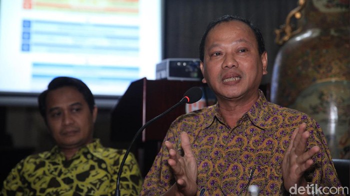 Ketua Umum Ikatan Dokter Indonesia (IDI) Daeng M. Faqih (kedua kiri) dan ahli Epdidemologi Kesmas UI, Tri Yunis Miko (kedua kanan) memaparkan pendapatnya dalam diskusi Wabah Corona, Apa dan Bagaimana  di Jakarta, Kamis (20/2/2020). Selain itu, turut hadir sebagai pembicara Ketua CDCC Din Syamsuddin (kiri) dan Direktur Sabang-Merauke Institute, Syahganda Nainggolan (kanan).