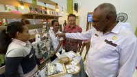 Country CEO, Community Investment PT Prudential Life Assurance (Prudential Indonesia) Rinaldi Mudahar dan Plh. Sekretaris Daerah Pemkot Jayapura Amos Solossa, berbincang dengan peserta program pendidikan kewirausahaan kaum muda di Kota Jayapura, Papua.