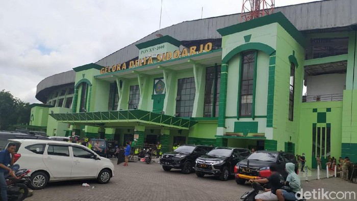 Final Piala Gubernur Jatim antara Persebaya vs Persija digelar di Stadion Gelora Delta Sidoarjo sore nanti. Mengantisipasi penonton membeludak, Panpel menyediakan empat layar besar untuk nobar di luar stadion.