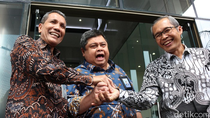 KPK dan BPKP Kerjasama Pencegahan Korupsi Kepala Badan Pengawasan Keuangan dan Pembangunan (BPKP) Muhammad Yusuf Ateh (tengah), Wakil Ketua KPK Alexander Marwata (kanan) dan Deputi Pencegahan KPK Pahala Nainggolan (kiri), memberi keterangan pers kepada wartawan di Gedung KPK Merah Putih, Jakarta, Kamis (20/2) usai melakukan pertemuan kedua lembaga. Pertemuan tersebut selain untuk bersilaturahmi terkait Yusuf Ateh yang baru dilantik awal Februari 2020 lalu, juga membahas sejumlah program kerjasama terkait pencegahan korupsi. (ARI SAPUTRA/detikcom).