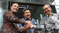 Kepala BPKP Muhammad Yusuf Ateh (tengah), Wakil Ketua KPK Alexander Marwata (kanan), dan Deputi Pencegahan KPK Pahala Nainggolan (kiri) menyatukan tangan usai melakukan pertemuan di gedung KPK, Jakarta.