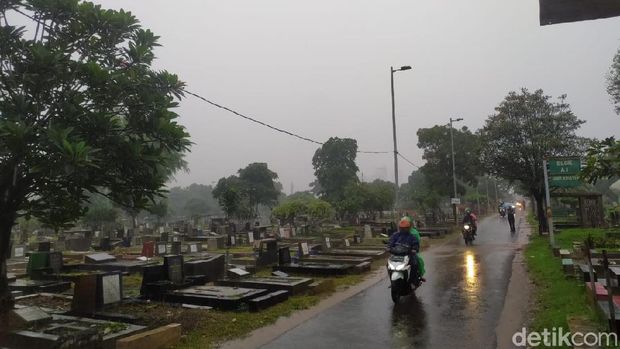 Jalan tengah makam TPU Menteng Pulo yang dilewati pemotor