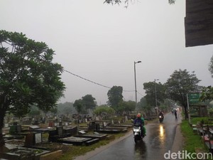 Kelakuan Pemotor Terabas Kuburan Hindari Kemacetan