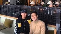 Sosok tampan kelahiran 7 April 1986 ini pun terlihat manis dengan lesung pipinya. Lihat saja nih potret manis Siwon saat minum kopi bersama temannya. Foto: Instagram @siwonchoi