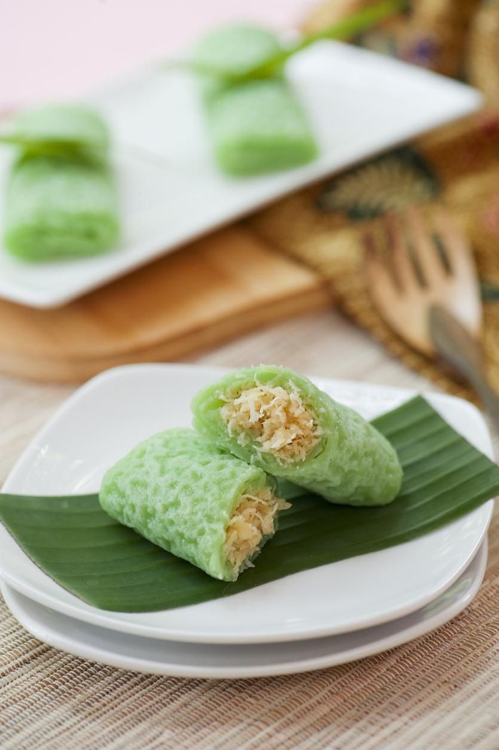 resep dadar gulung is it typical of Indonesia, that can be classified as a pancake filled with grated coconut is mixed with liquid sugar. This content is called a unit.