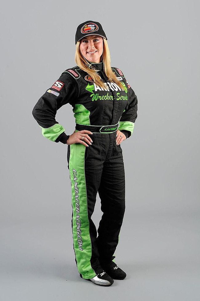 Kami bicara dalam bahasa ibu kami tentang gaji, lalu dia bilang setop bicara bahasa tersebut atau saya akan menamparmu, ungkap pegawai yang bernama Tiffany Nguyen itu kepada News9. Candace bahkan dikatakan sempat menodongkan pisau kecil untuk mengancam Tiffany. Ketika akan diamankan, Candece juga melakukan perlawanan sehingga melukai seorang polisi. (Foto: John Harrelson/Getty Images)