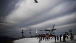 Momen Resor Ski Eropa Gotong Salju dari Pucuk Gunung