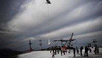 Resor ski yang kehilangan salju ini bernama Superbagneres yang berlokasi di Pyrenees, Prancis. Ada helikopter mengirimkan sekantung besar salju ke daerah itu, lalu membuangnya ke tanah (Foto: CNN)