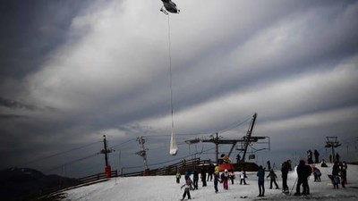 Momen Resor Ski Eropa Gotong Salju dari Pucuk Gunung