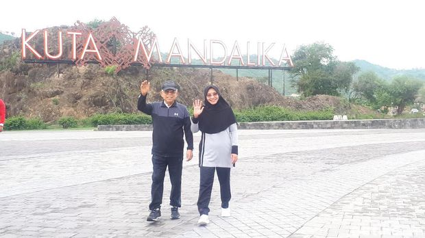 Wakil Presiden Ma'ruf Amin berolahraga pagi bersama istrinya, Wuri Estu, di Pantai Kuta Mandalika