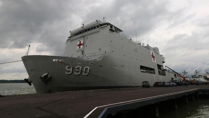 KAPAL RUMAH SAKIT KRI DR SOEHARSO Kapal rumah sakit KRI dr Soeharso bersandar di Dermaga Madura, Komando Armada II Surabaya, Jawa Timur, Kamis (20/2/2020). Pemerintah telah menyiapkan beberapa opsi untuk menjemput 74 WNI yang menjadi kru Kapal Pesiar Diamond Princess di Jepang, dengan salah satu pilihannya menggunakan KRI dr Soeharso. ANTARA FOTO/Didik Suhartono/aww.