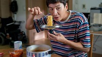 Begini nih tatapan jahil Lee Kwang Soo saat makan ramyeon. Ia memakannya langsung dari panci lho! Foto: Instagram/Istimewa