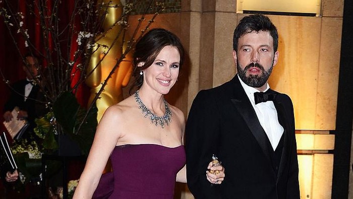 HOLLYWOOD, CA - FEBRUARY 24:  Actress Jennifer Garner (L) and actor/director Ben Affleck, winner of Best Picture for Argo, departs the Oscars at Hollywood & Highland Center on February 24, 2013 in Hollywood, California.  (Photo by Frazer Harrison/Getty Images)
