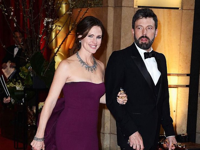 HOLLYWOOD, CA - FEBRUARY 24:  Actress Jennifer Garner (L) and actor/director Ben Affleck, winner of Best Picture for Argo, departs the Oscars at Hollywood & Highland Center on February 24, 2013 in Hollywood, California.  (Photo by Frazer Harrison/Getty Images)