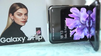Galaxy Z Flip memiliki layar Infinity Flex dengan Samsung Thin Glass (UTG) yang dapat ditekuk. Foto: Rifkianto Nugroho