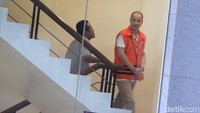 Makmur diduga melakukan perbuatan itu bersama M Nasir (eks Kadis PU Bengkalis) dan Hobby Siregar (Pengusaha) yang lebih dulu menjadi tersangka dalam kasus ini.