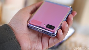 Bagian depannya dibalut kaca yang terlindungi oleh Gorilla Glass 6. Foto: Adi Fida Rahman/detikINET